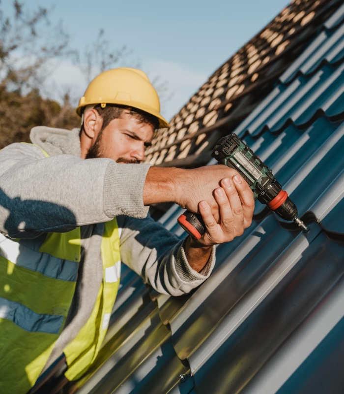 Couvreur zingueur posant une couverture métallique avec outillage professionnel – Artisan Pachet