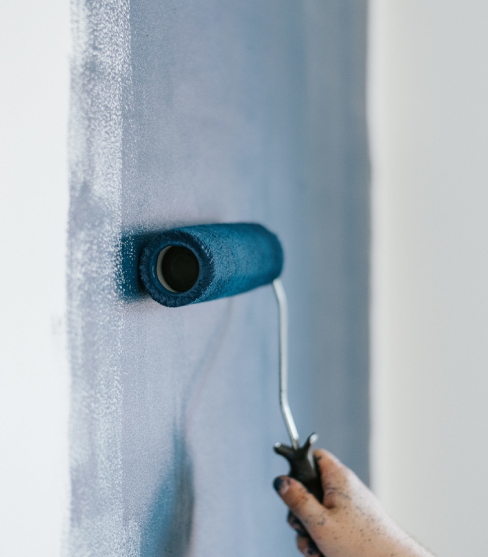 Application de peinture murale bleue par un artisan peintre en bâtiment professionnel – Artisan Pachet